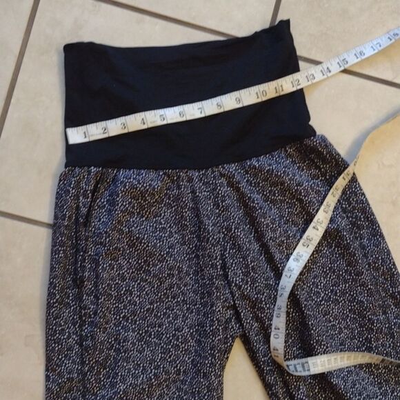 Lululemon Om Pant Black baggy with gathered hem cropped size 4 - Picture 3 of 11